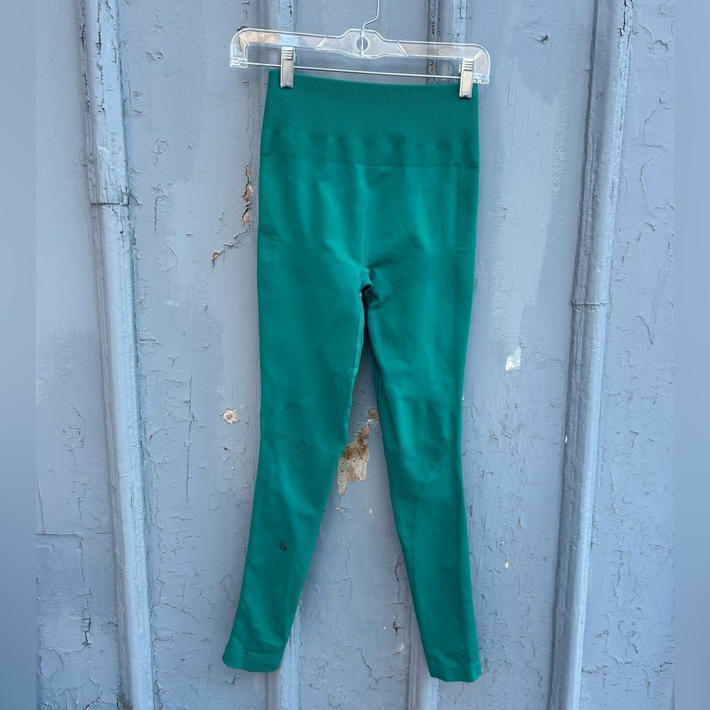 Lululemon Zone In Compression Tight, size 4 - Picture 5 of 9